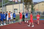 Zdjęcie przedstawia zawodników grających w koszykówkę.