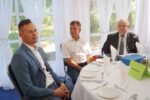 Zdjęcie przedstawiające trzech panów siedzących przy stoliku. Z prawej strony wójt gminy Suchożebry.