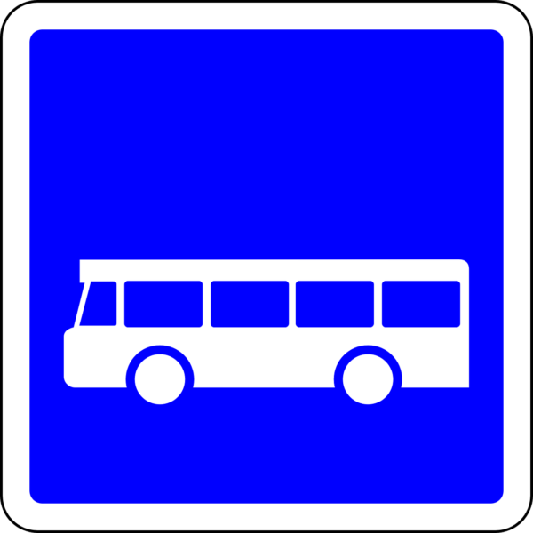Grafika: biały bus na niebieskim tle.